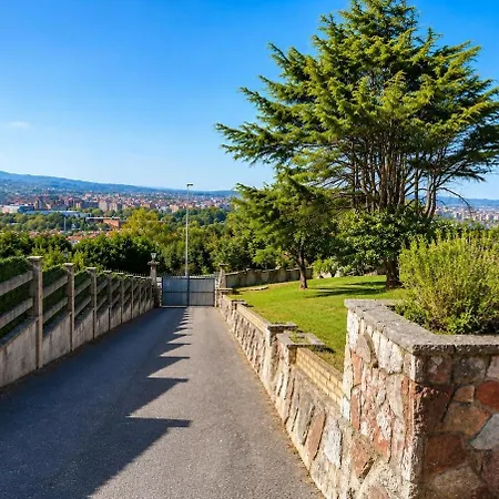 House With Private Garden & Sea Views Near